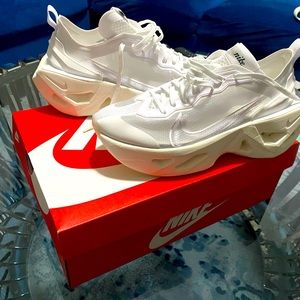 Brand new unworn Womwna size 8 Nike Bista Grand Zoom sneakers
